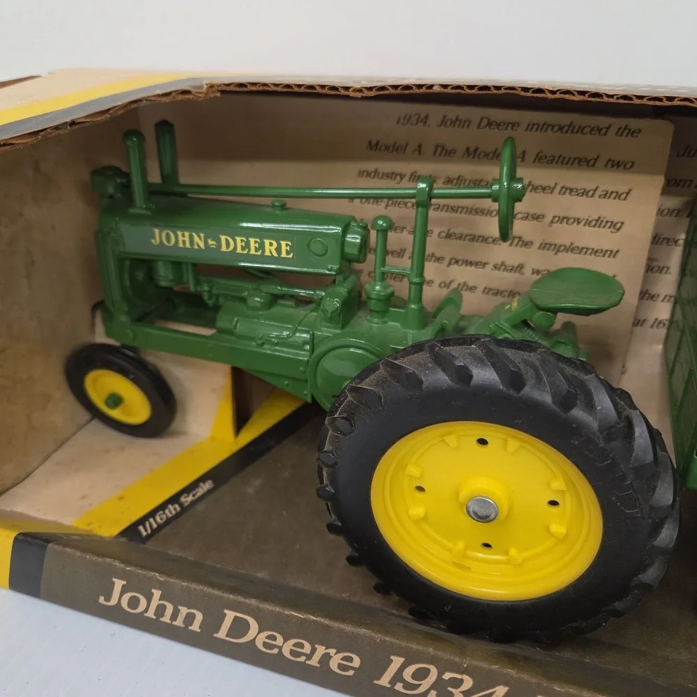ERTL John Deere 1934 Model A Tractor And Wagon Set 1/16 Scale Diecast